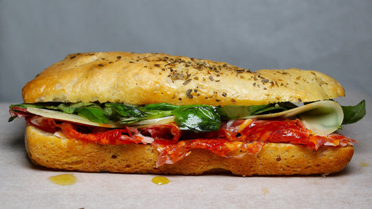Pittige Salami, Provolone, Basilicum Salade, Citroen Olie