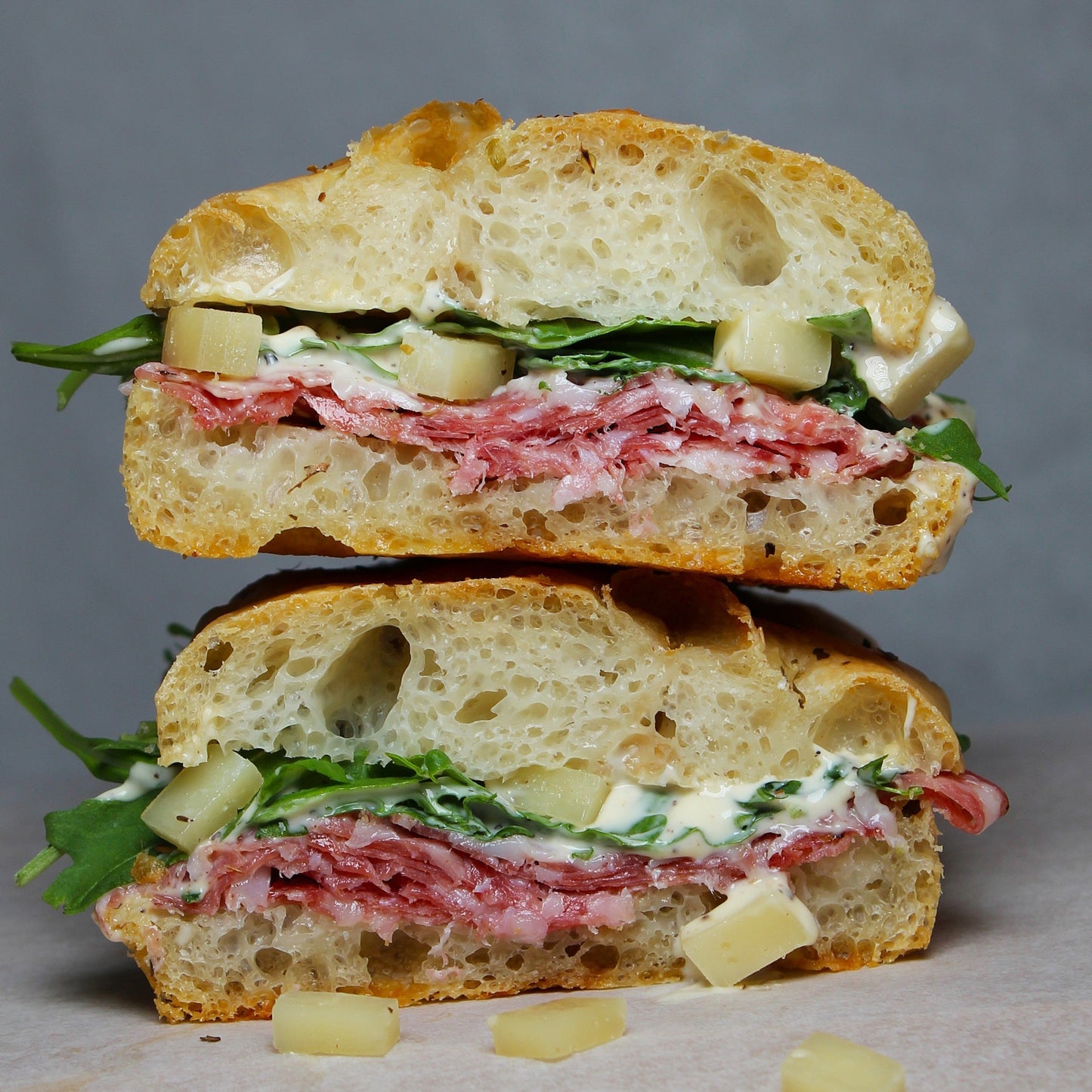 Salami Spianata Romana - Zwarte Truffel & Gekonfijte Knoflook Aioli - Grana Padano - Rucola