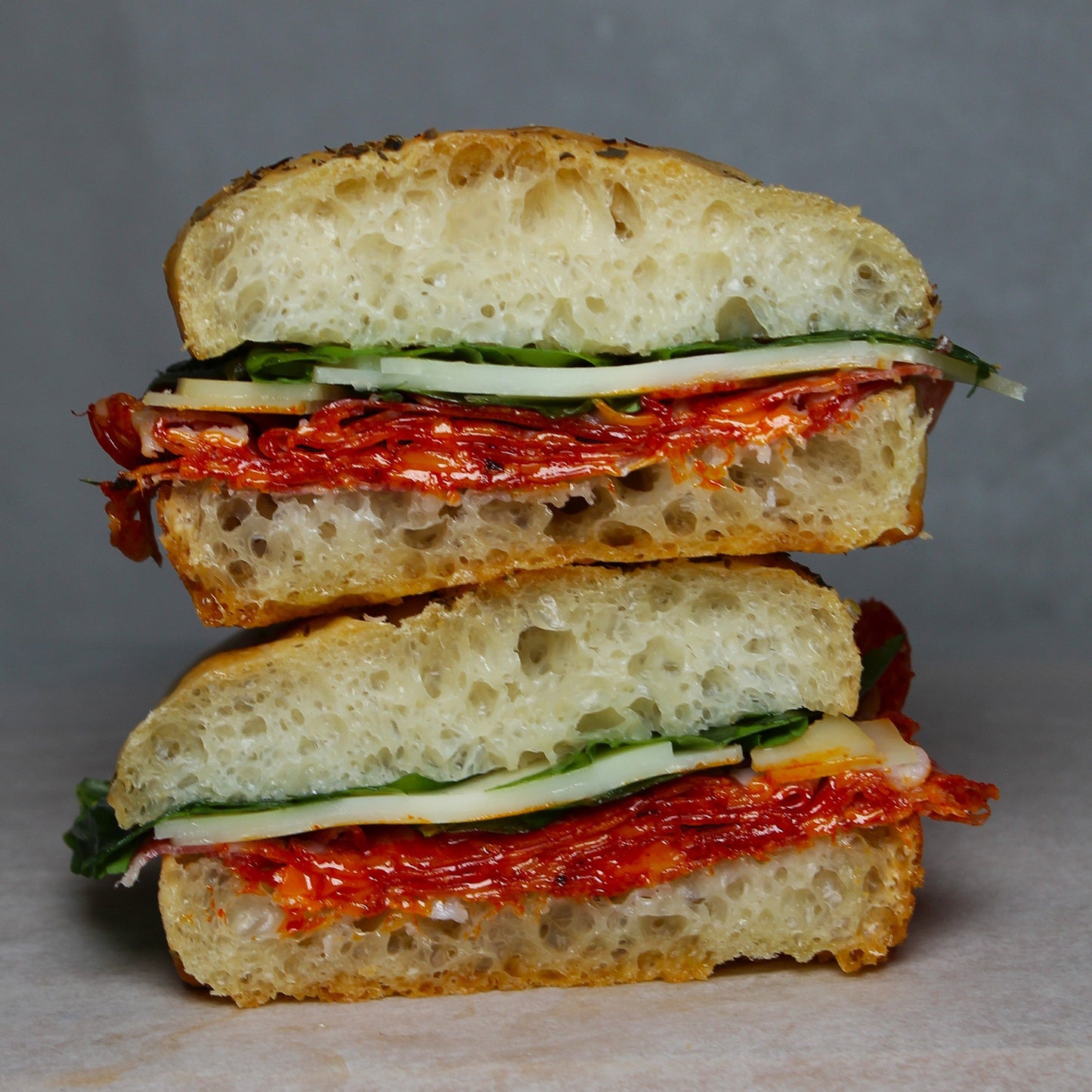 Pittige Salami, Provolone, Basilicum Salade, Citroen Olie