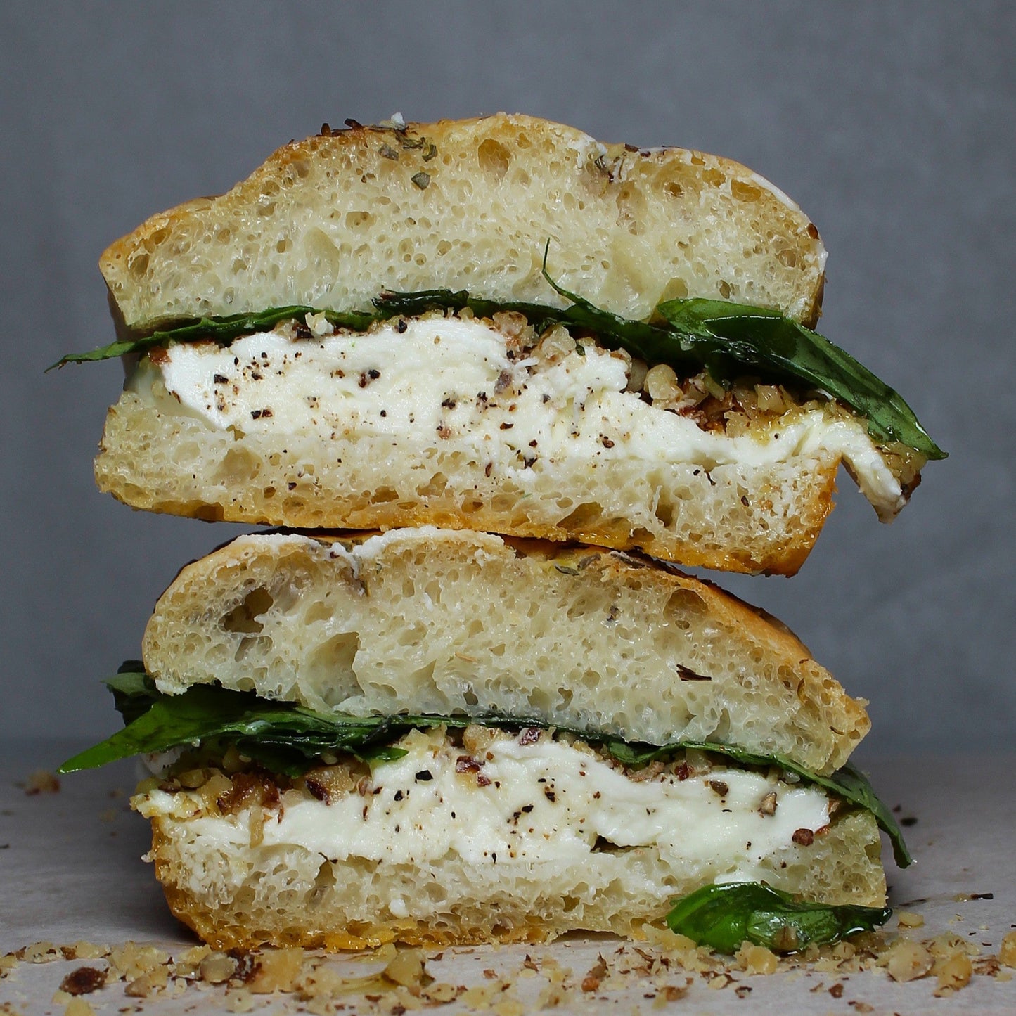 (Vega) Zwarte Truffel Mozzarella - Walnoot - Citroenolie - Basilicum Salade