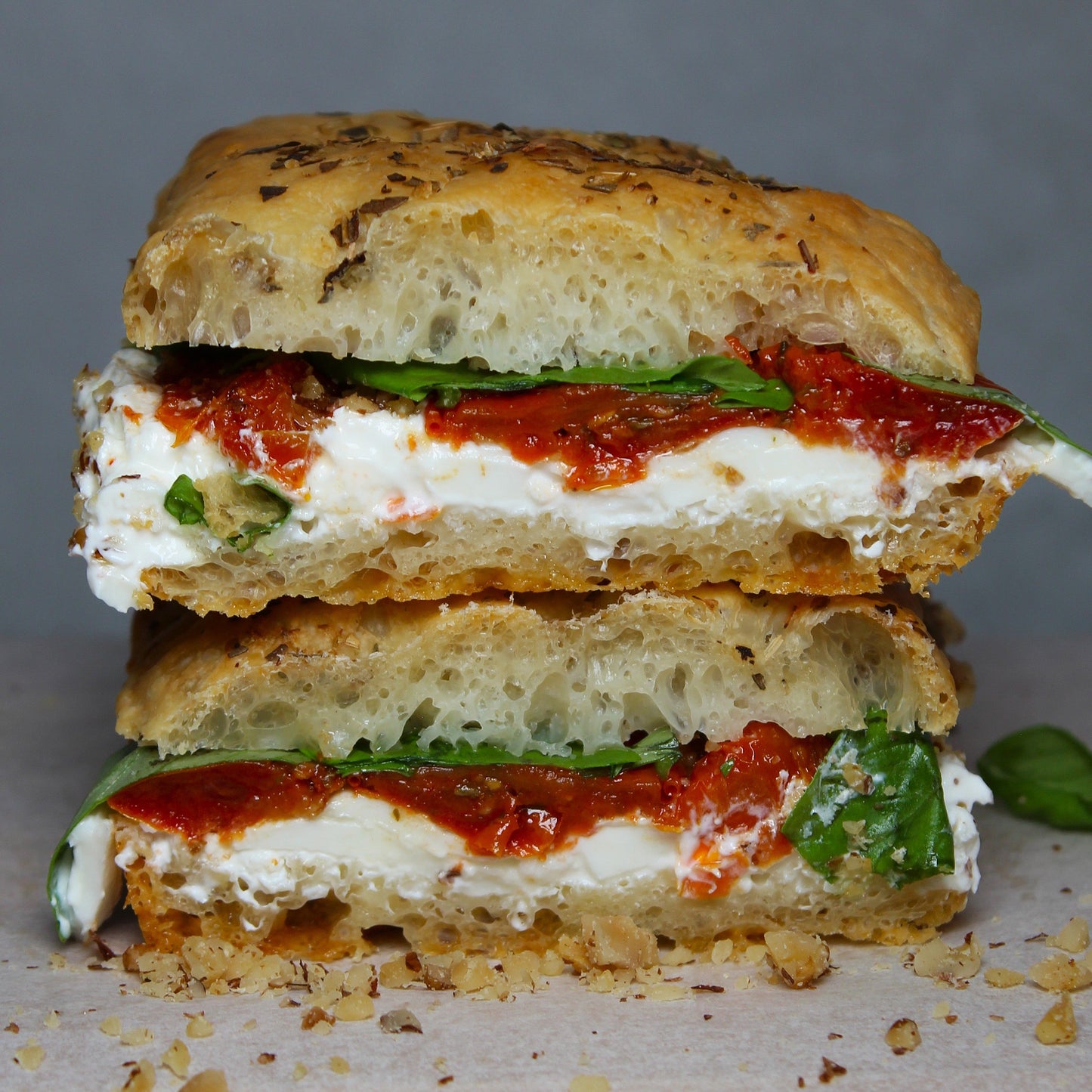 (Vega) Semi Zongedroogde Tomaat - Burrata - Walnoot - Basilicum Salade