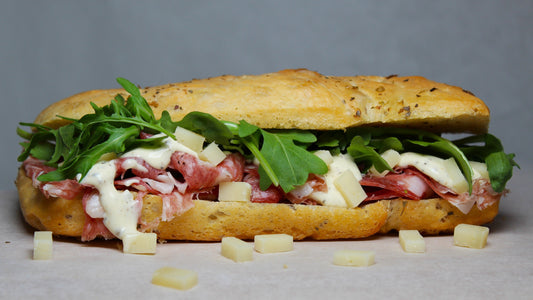 Salami Spianata Romana - Zwarte Truffel & Gekonfijte Knoflook Aioli - Grana Padano - Rucola